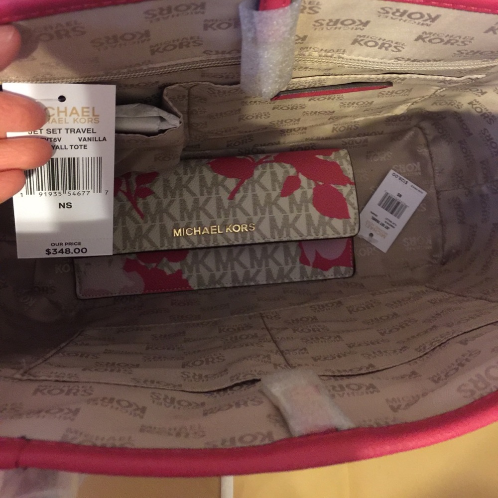 ๐SOLD๐ NEW MICHAEL KORS SET ๐ - Picture 8 of 8